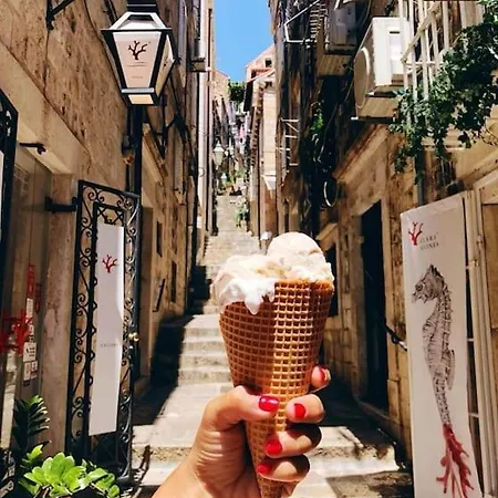 Plaza Royal In The Centre